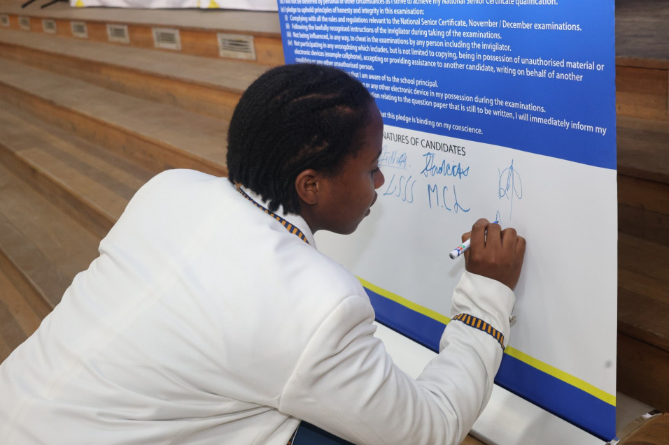 GRADE 12 LEARNERS COMMIT TO EXCELLENCE AT PLEDGE SIGNING CEREMONY